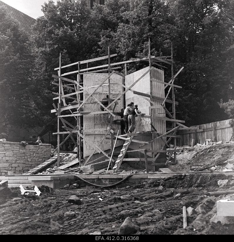 Ed. Construction of the Vilde monument at the corner of Harju and Niguliste tn.