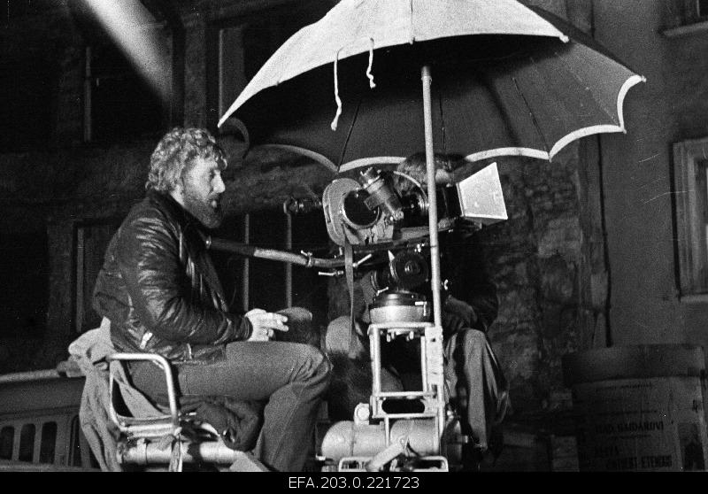 The play film "Britishes for the dictatorship of the proletariat" in Tallinn. Behind the camera is the operator-discoverer Jüri Sillart.