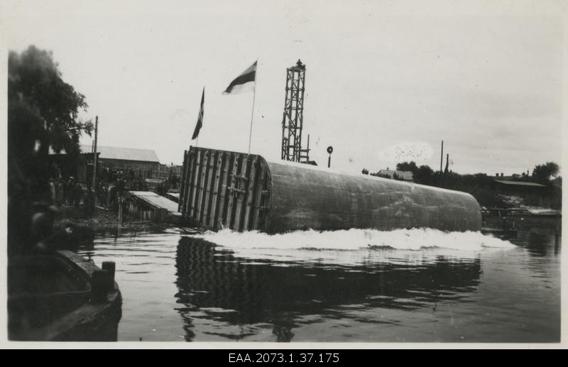 Construction of Pärnu Suursilla, water rinsing in the middle pillar P5