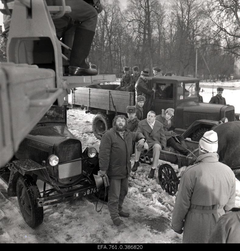 Filming the "Earl" film. Jüri Sillart, director, is instructing the deporters on trucks and vans.