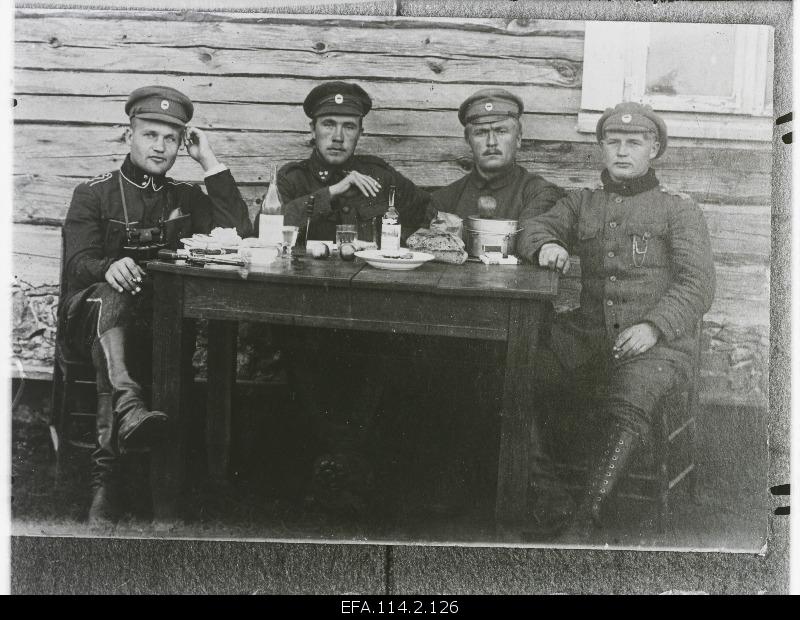 War of Liberty. 3.Luutnant Rodion Treimuth (from the left 1) With the subordinates of the dish (Kukk, Neufeldt, ?) Party room.