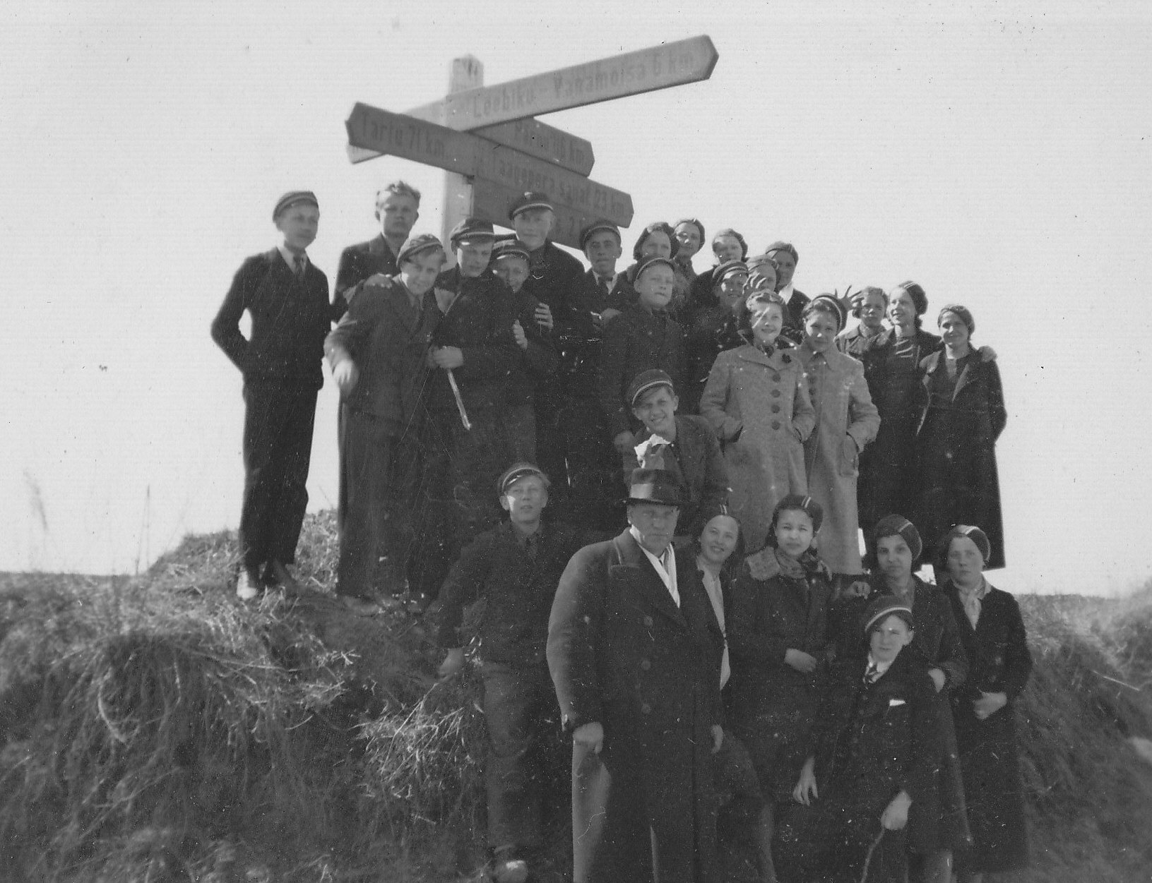 Pupils at the gymnasium on the exit of the late 1930s