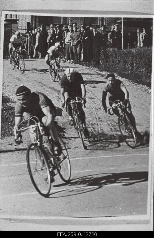 The main group of the final stage of the multi-day trip of the Estonian Soviet bicyclists arrives on the stadium named Komsomol, a four-fold stage winner Herbert Rand.