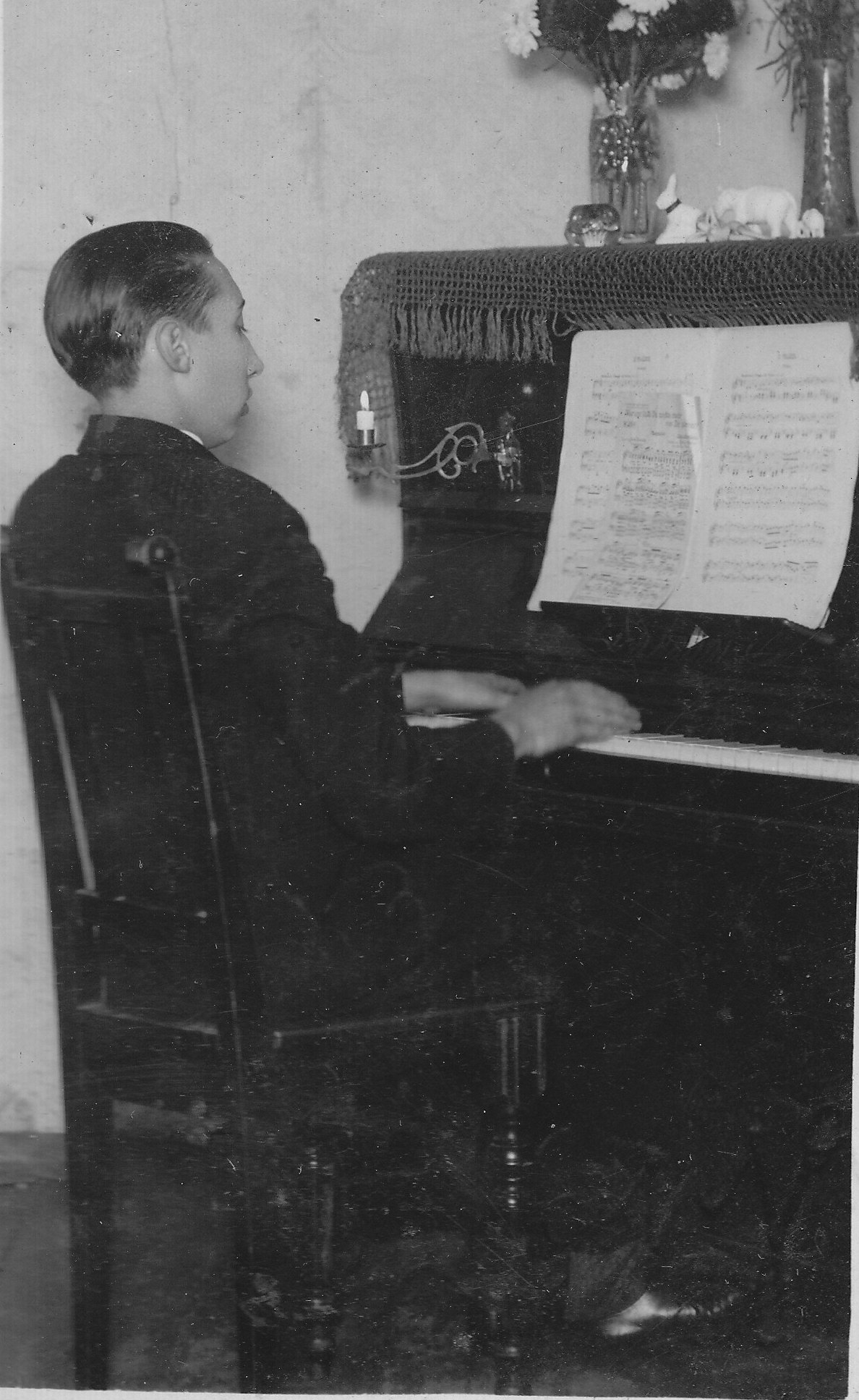 Behind the picture written "Lonja Allik"