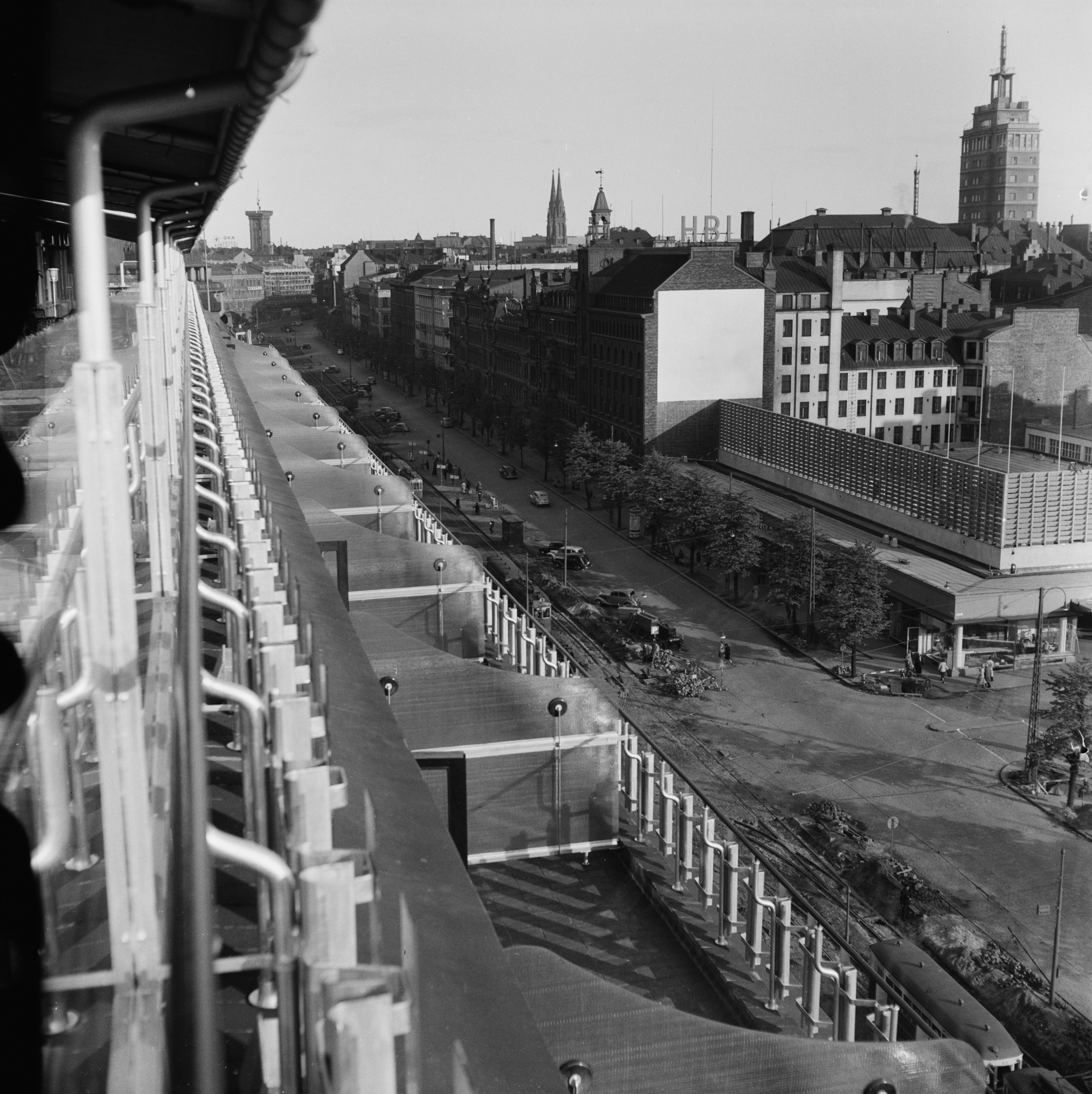 Näköala Hotelli Vaakunan parvekkeelta Mannerheimintielle. Oikealla Mannerheimintie 20 - 22.