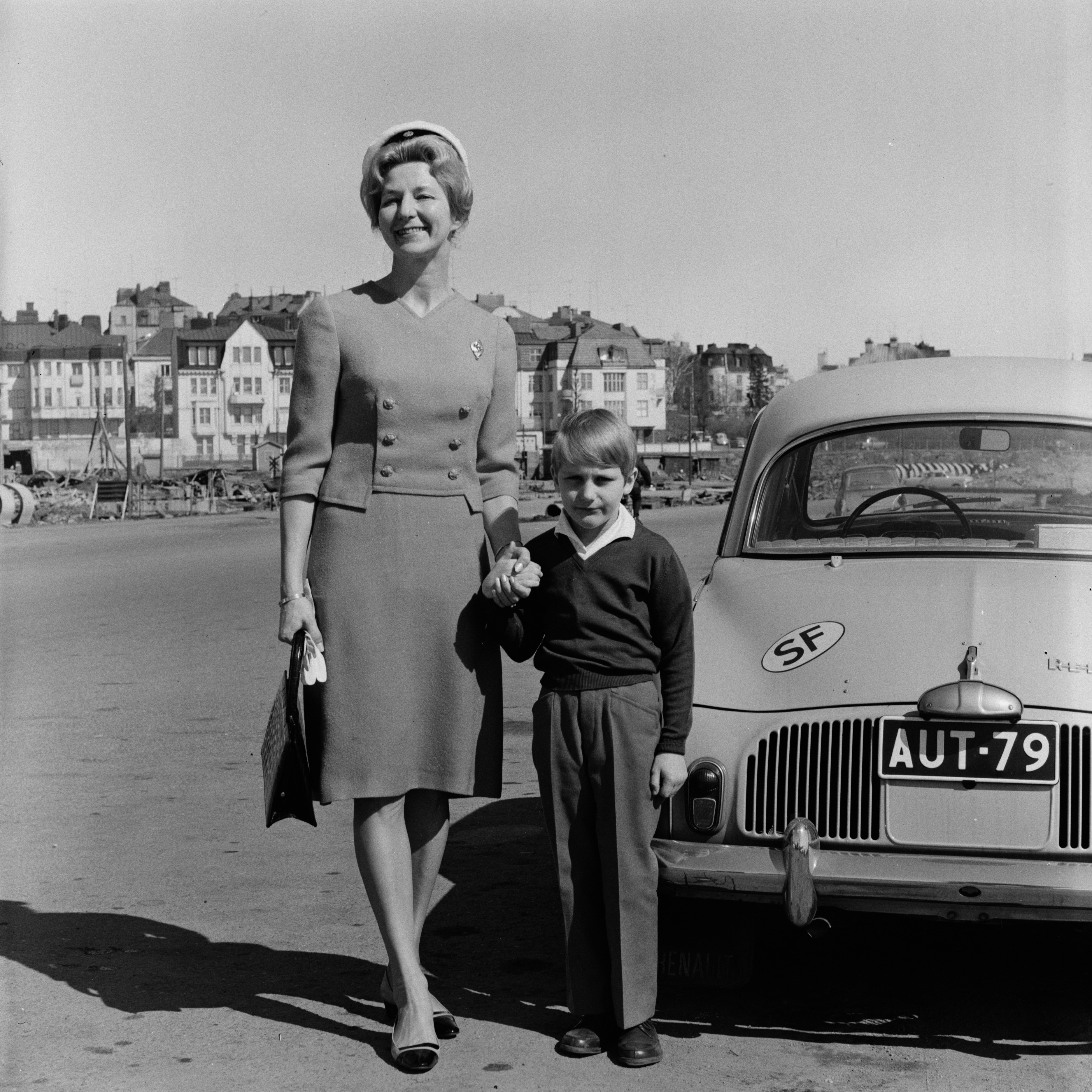 Valokuvaaja Volker von Boninin perheen vapunviettoa. Rouva Gisela von Bonin ja poika Eiran rannassa. Oikealla Renault Dauphine -henkilöauto.