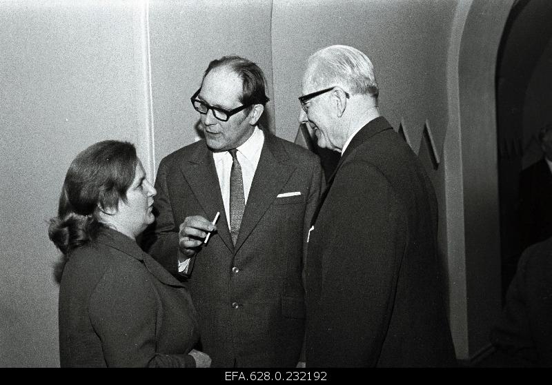 Congress of the Estonian Association of Writers of the Soviet Union. In the middle of the conversation, writer Jaan Kross.