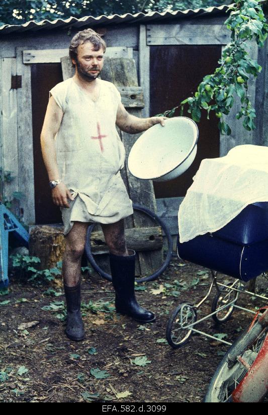 Kihnu wedding commbesti: nn. Pastor's wedding on 2nd day.