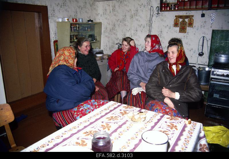 Kihnu's women are conversing in the kitchen of Rosali Karjami farm in Sweden.
