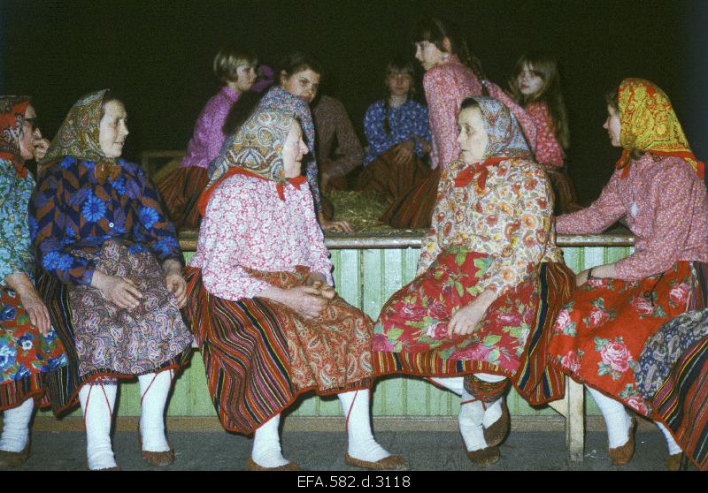 The ensemble "Kihnumoa" performs in the folk house. Left:Leave a marker, Anna Sutt, Virve Köster.