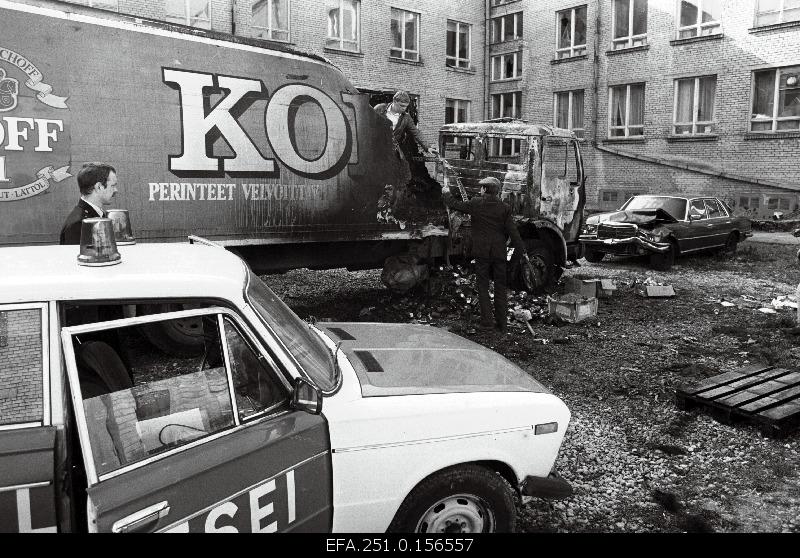 The “Mercedes Benz” was broken as a result of the explosion of the hell machine, which was parked 15. High school interior courtyard.