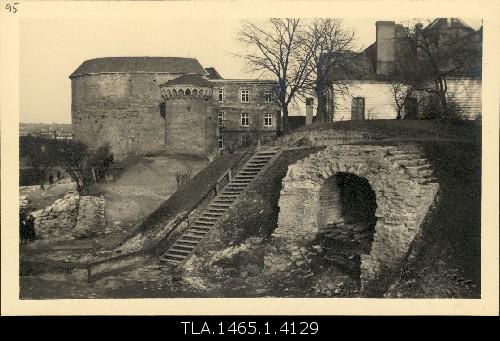 Big Beach Gate. Gunshot basement (passing to the bastion), excavated in 1934.