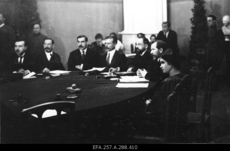 Soviet Russian Peace Embassy in Tartu when signing the peace agreement, sits (from left) 1. Shemjakin, 2. 3. Benkendorf, 4. F. Kostjajev, 5. A. Joffe, 6. Gukovski, 7. Solts.