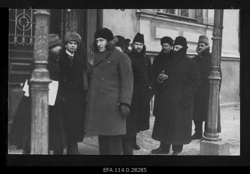 Take peace. Soviet Russian Peace Embassy in front of the conference house after agreement on 1 February 1920. (from left) 1st ruler of affairs Solts, 2. Rosta messenger Lenstof, 3rd Embassy Secretary n. Klõško, 4. Shemjakin, 5. General Kostjajev, 6. A. Joffe, 7. Benkendorf.
