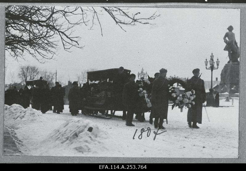 Vabadussõda. Virumaal Järveküla lahingus langenud Kalevlaste Maleva sõdurite matuserong liikumas Peetri platsil Jaani kirikusse.