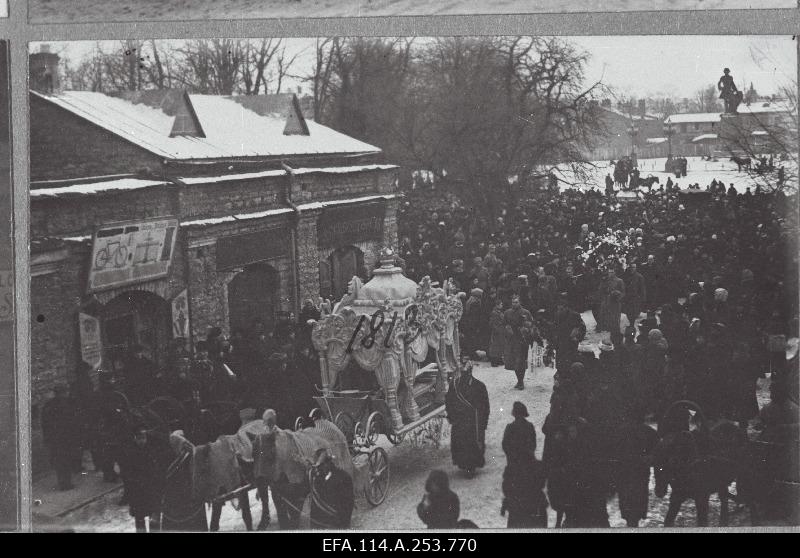 Vabadussõda. Järveküla lahingus langenud Kalevlaste Maleva sõdurite Vilhelm Duubase ja Heinrich Vellmanni matuserongkäik Harju tänaval.