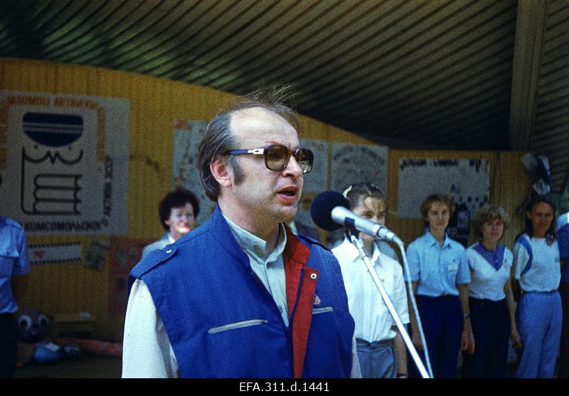 Vabariiklikul õpilaskomsomoli aktiivi XVI kokkutulekul Trepimäel kõneleb ELKNÜ Keskkomitee esimene sekretär Arno Alman.