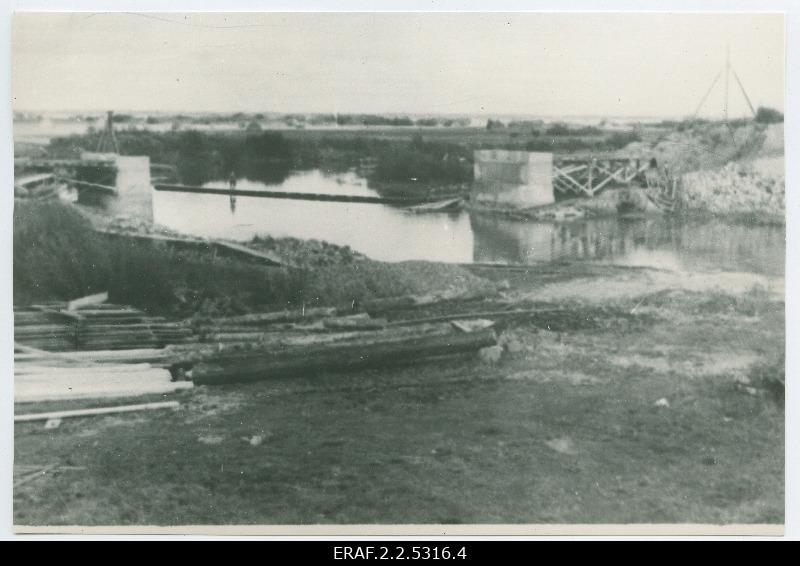Sõjas purustatud Rannu-Jõesuu sild (Suure Emajõe lähtel).