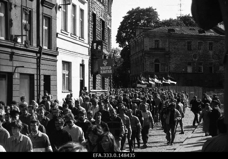 On the way to the Raekoja Square, the colonel of Estonian Home Defence members on Harju Street will give a vow.