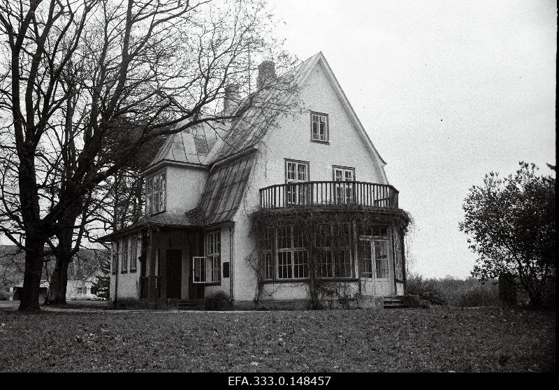 The residential building belonged to the President of the Republic of Estonia Konstantin Pätsi in Kloostrimetsa on the territory of the current Tallinn Botanic Garden.