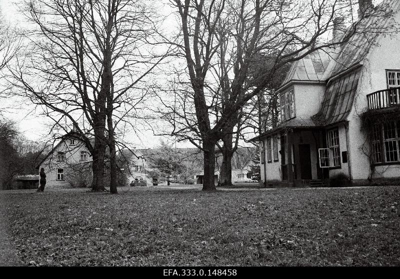 The residential building belonged to the President of the Republic of Estonia Konstantin Pätsi in Kloostrimetsa on the territory of the current Tallinn Botanic Garden.