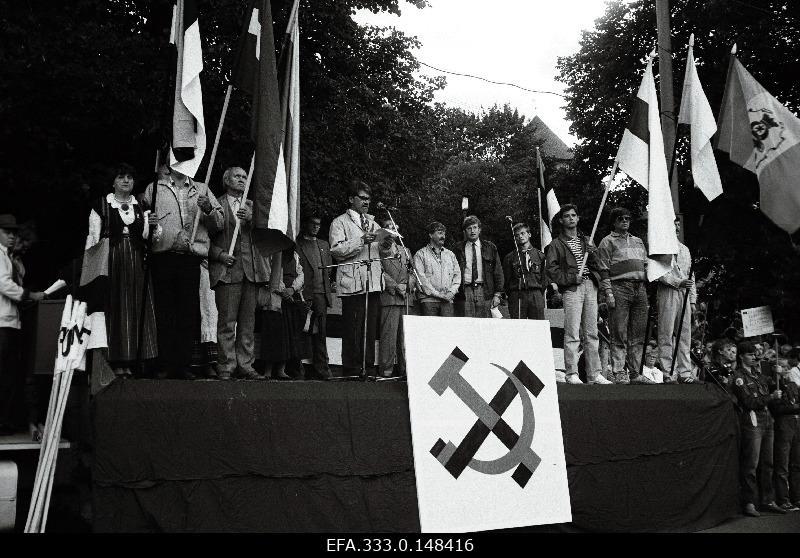 On the 51st anniversary of the conclusion of the Molotov-Ribbentrop Pact on the Baltic Freedom Square, Mati Hint, a member of the Estonian People's Guard, speaks.
