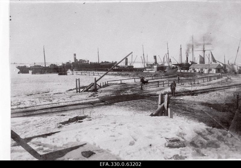 Paldiski port in winter.