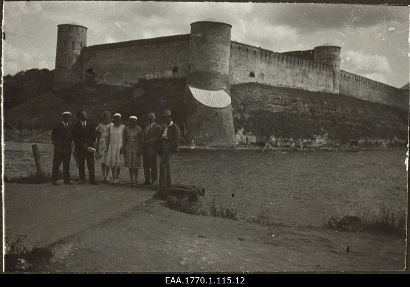 A small group of members of the Estonian student company "Veljesto" against the background of the Jaanilinn Fortress Up River