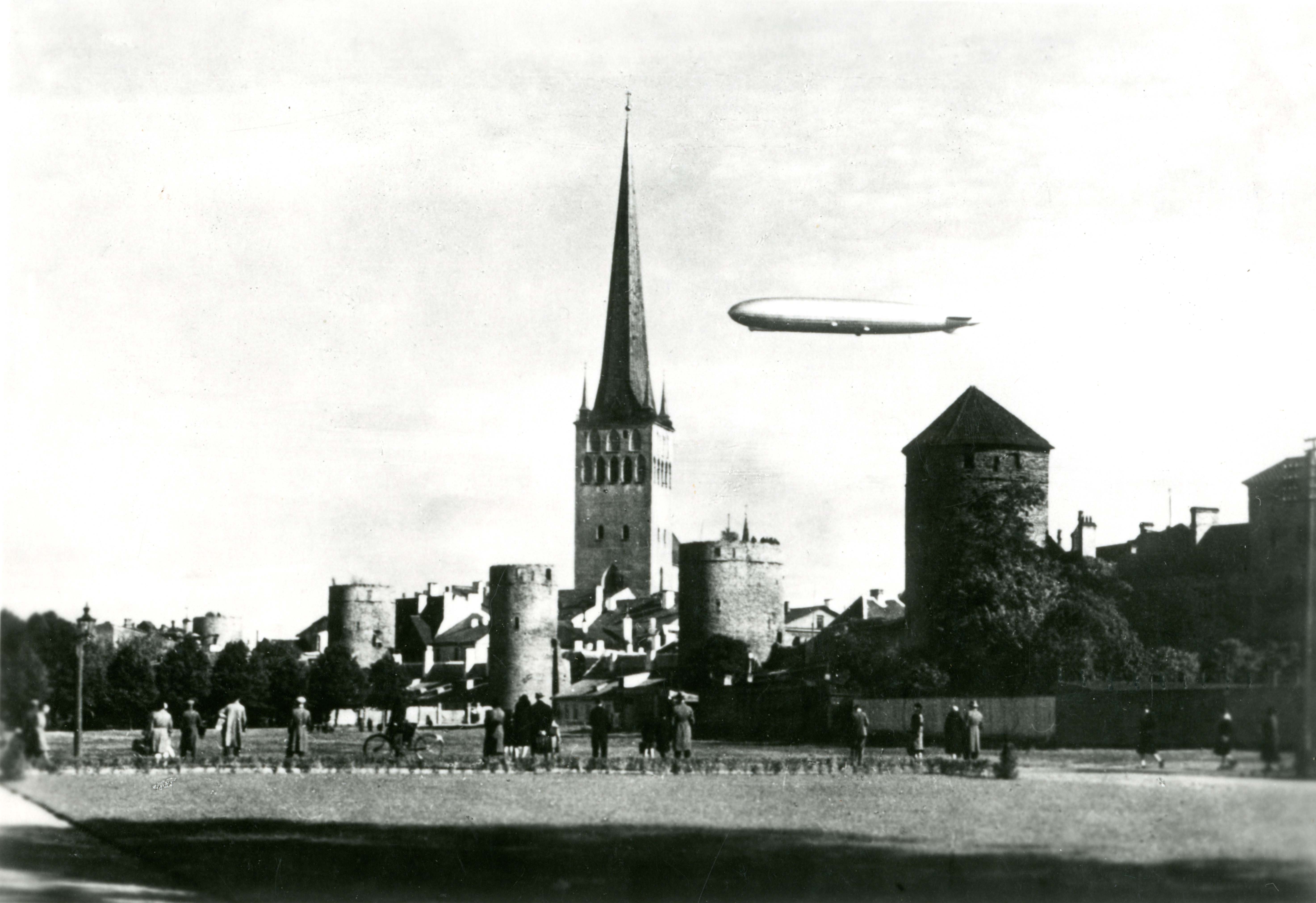 TLA 1465 1 897 Zeppelin over Tallinn. View of the Tower Square 24 09 1930 - Zeppelin over Tallinn. View of the Tower Square