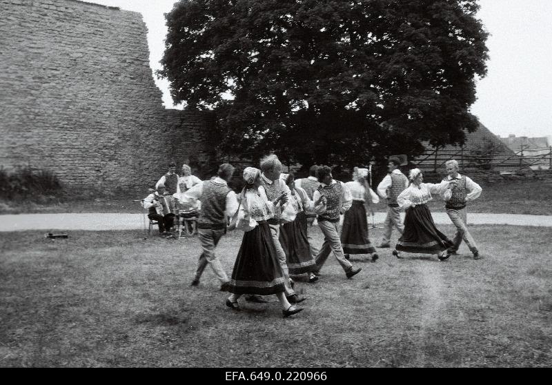 On the Hansa Days the folk dance ensemble is Tuisuline.