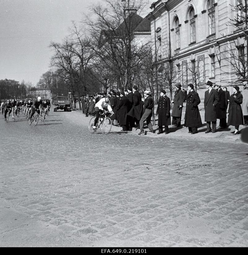 Bicycles ride around the city (men).