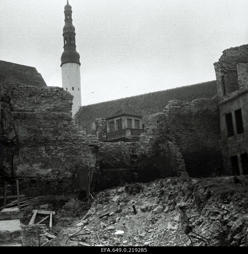 Ruins [Apteegi] on the street.