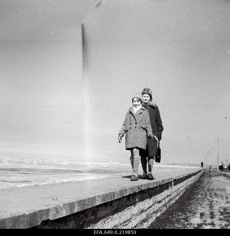L. Soonpere's wife Esta and daughter Reet [Rocca-al-Mare] on the shore.