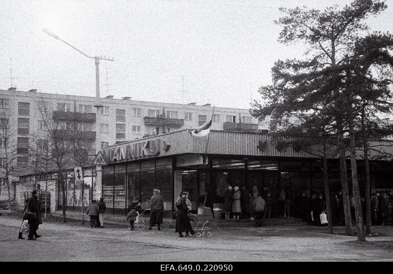 View of the food store on Männiku Valdeku Street..