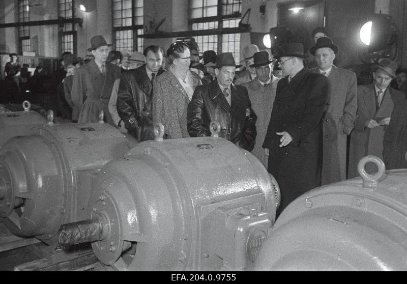 Guests from Finland and the Hungarian People's Republic at the Volta factory for the construction of electrical machinery.