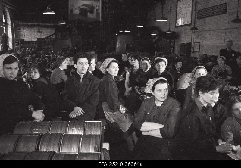Factory Volta employees in the mill demanding the completion of nuclear tests.