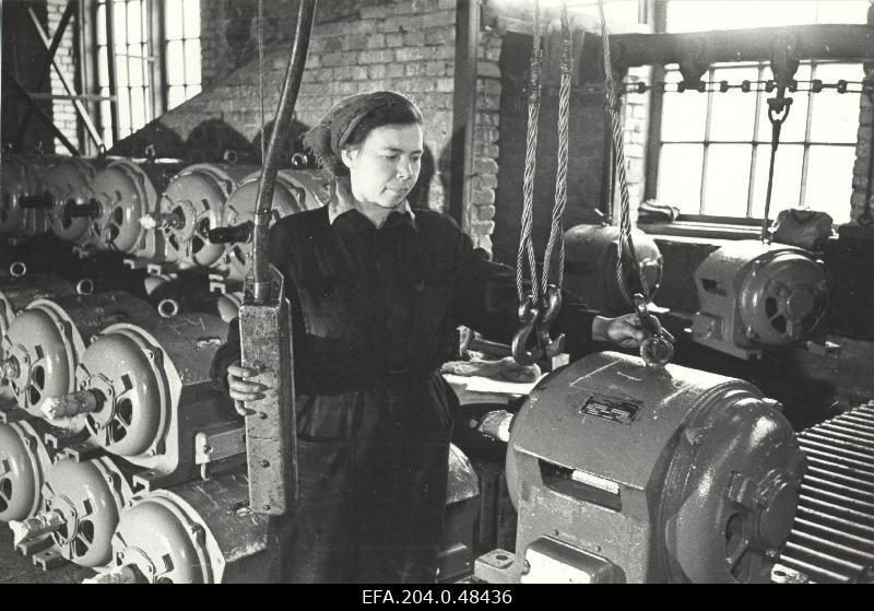 K. Fjodorova, an employee of the Cech expedition of the Volta factory, prepares for sending electric motors.