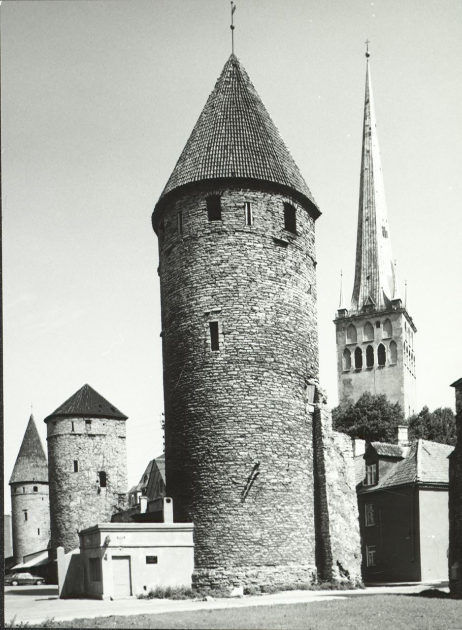 TLA 1465 1 5356 City wall towers (Plate, Epping, Grusbeke's back tower), backyard Oleviste Church (The corner of Surcul and Laboratory Street) 1980 photographer e Raiküla - City wall towers (Plate, Epping, Grusbeke's back tower), backyard Oleviste Church (The corner of the streets of Surcul and Laboratory)