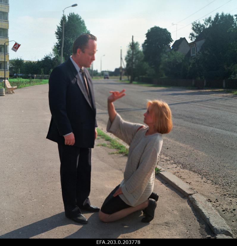 Game film "Only for crazy or merciful sister". There is Johan's mother Viktor (Mihkel Smeljanski), Rita (Margarita Terehhova) knees.