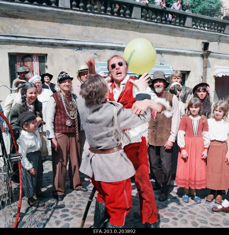 City scene from the Tallinn film game film "Arabella, the daughter of a robbery". The sandarm is trying to handle the pill (Sulev Luik).