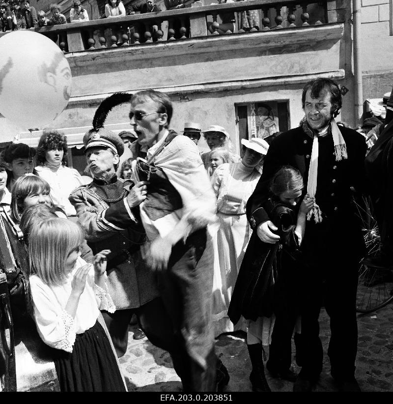 A scene from the Tallinn film game film "Arabella, the daughter of the robbery of the sea". The sandarm (Voldemar Paavel) holds the Pilliman (Sulev Luik). Arabella (Inga-Kai Puskar) has puzzled the passion of the father (Lembit Peterson).