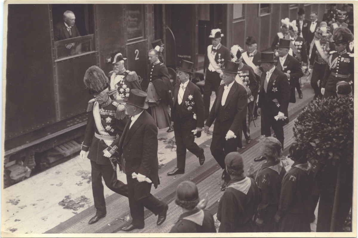 Kung Gustaf V:s ankomst från Tallinn till Riga under det baltiska statsbesöket i juni 1929; vid kungens sida den lettike presidents Zemgals.