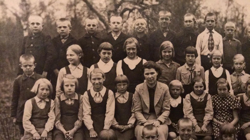 School village students in the period 1936-1940, left in the rear row first Ants(Hans) Jõearu