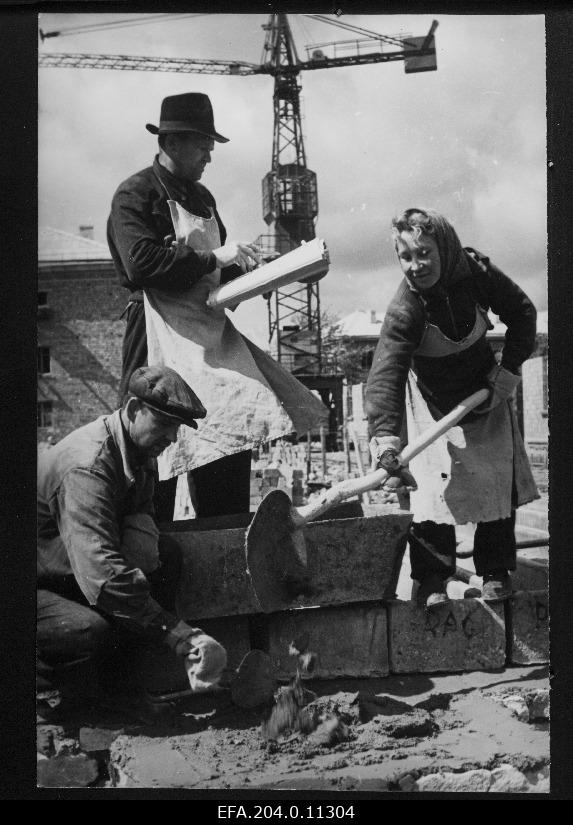 Brigade of the complex brigade of the walls, K. Tilk, wall crew m. Ivanov and assistant V. Roht in the construction of residential buildings in the socialist part of Kohtla-Järve.