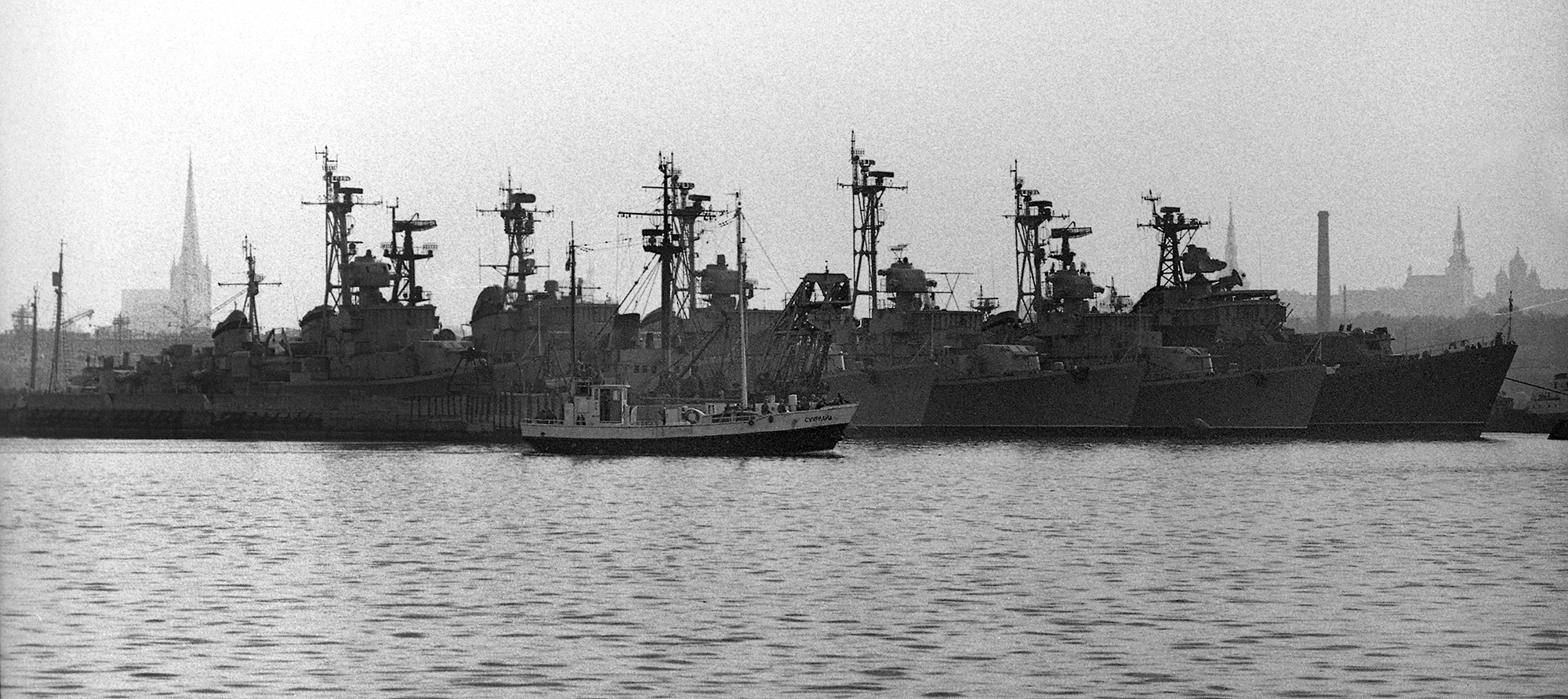 Sõjalaevad Tallinna taustal 74