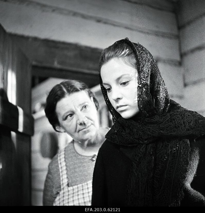The film studio "Tallinnfilm" play film "The girl in black", Saale- Gerlinda Koppelman and Kadi- Lisl Lindau (left).