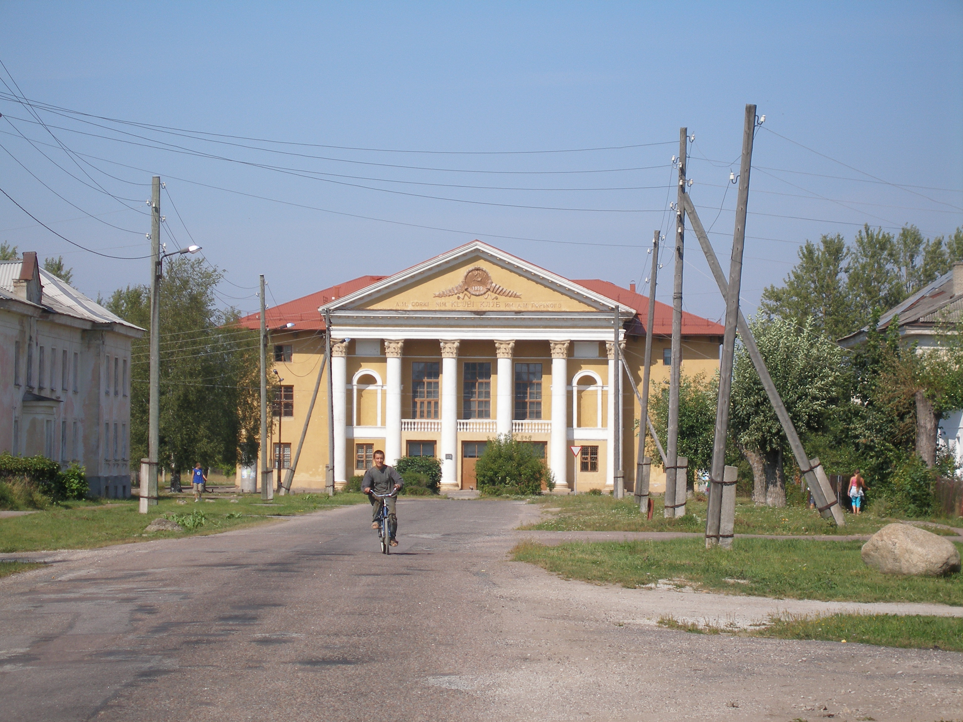 Sompa cultural centre - Sompa (district of en:Kohtla-Järve, Estonia) cultural centre, example of en:Stalinist architecture. Text on the pediment: Club named after a.m. Gorki.