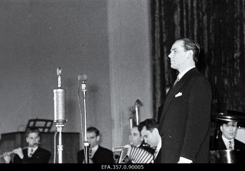 Rat "Estonia" soloist Georg Ots E.Laansoo, performing in the concert hall at the concert hall at the ensemble "Estonia".