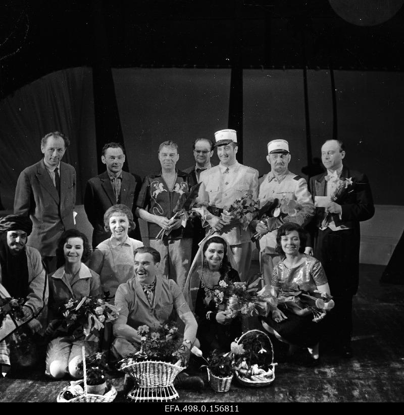 Composer s. Romberg’s opera “Kõrbelaul” players on the stage of “Estonia” after the presentation. Front row in the middle of Georg Ots.