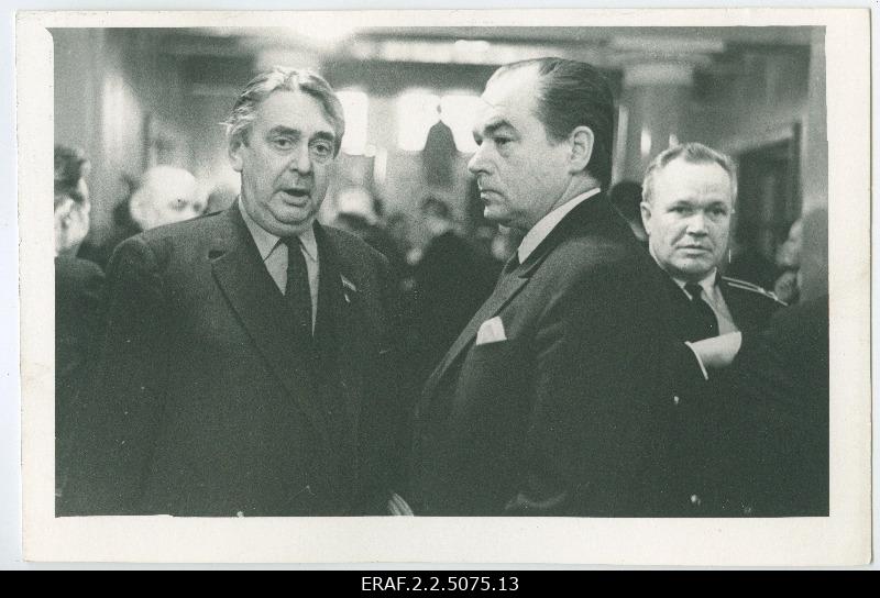 Delegates and guests of the 16th Congress of the ECB in a conversation during the interim sessions of the Congress. Cultural figures from the left in Kaarel Ird, Georg Ots and Jaanus Orgulas.